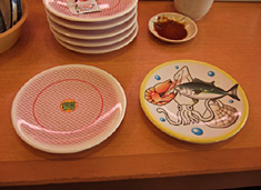 右側のお魚たちのイラストが開いてあるお皿はわさび抜きです。