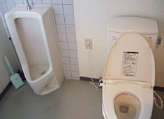 トイレは障がい者対応ではありません。男性用トイレは比較的広いですが、 トイレの入り口の幅が７１ｃｍと狭いです。